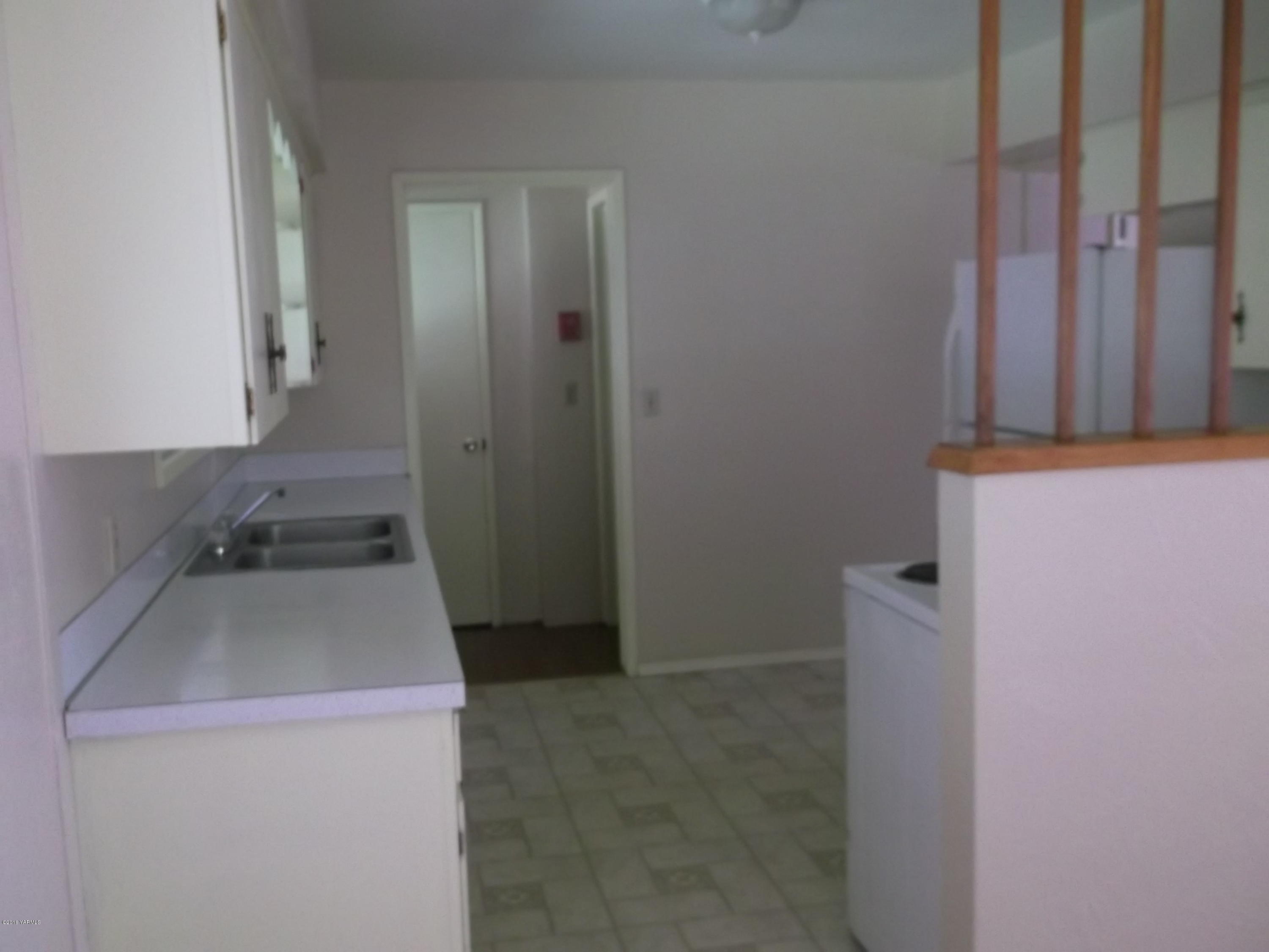 419 Cemetery Road Sunnyside, WA 98944 - Photo 3 of 15 a utility room with dryer and washer