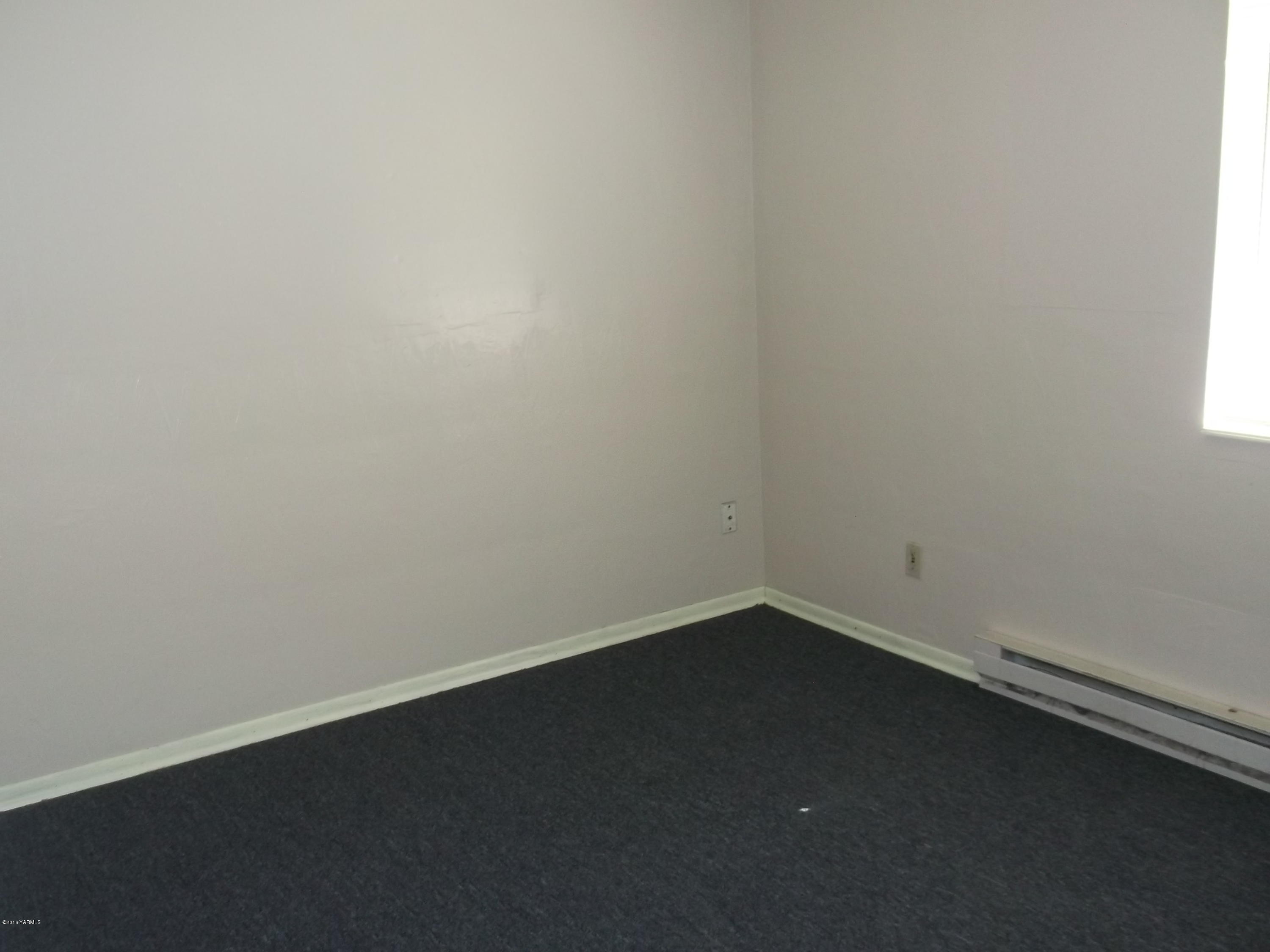 419 Cemetery Road Sunnyside, WA 98944 - Photo 4 of 15 an empty room with a window