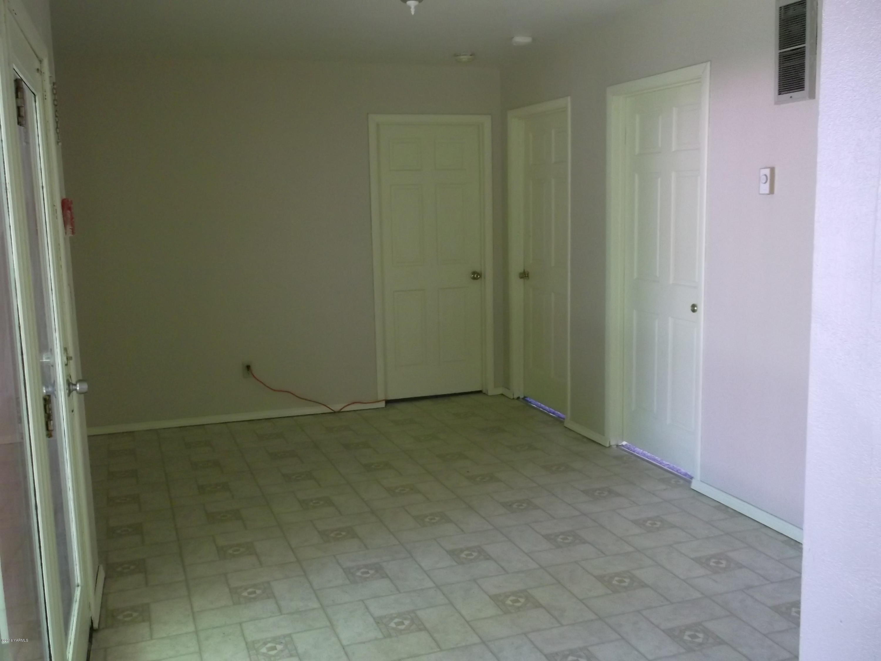 419 Cemetery Road Sunnyside, WA 98944 - Photo 6 of 15 a view of an empty room
