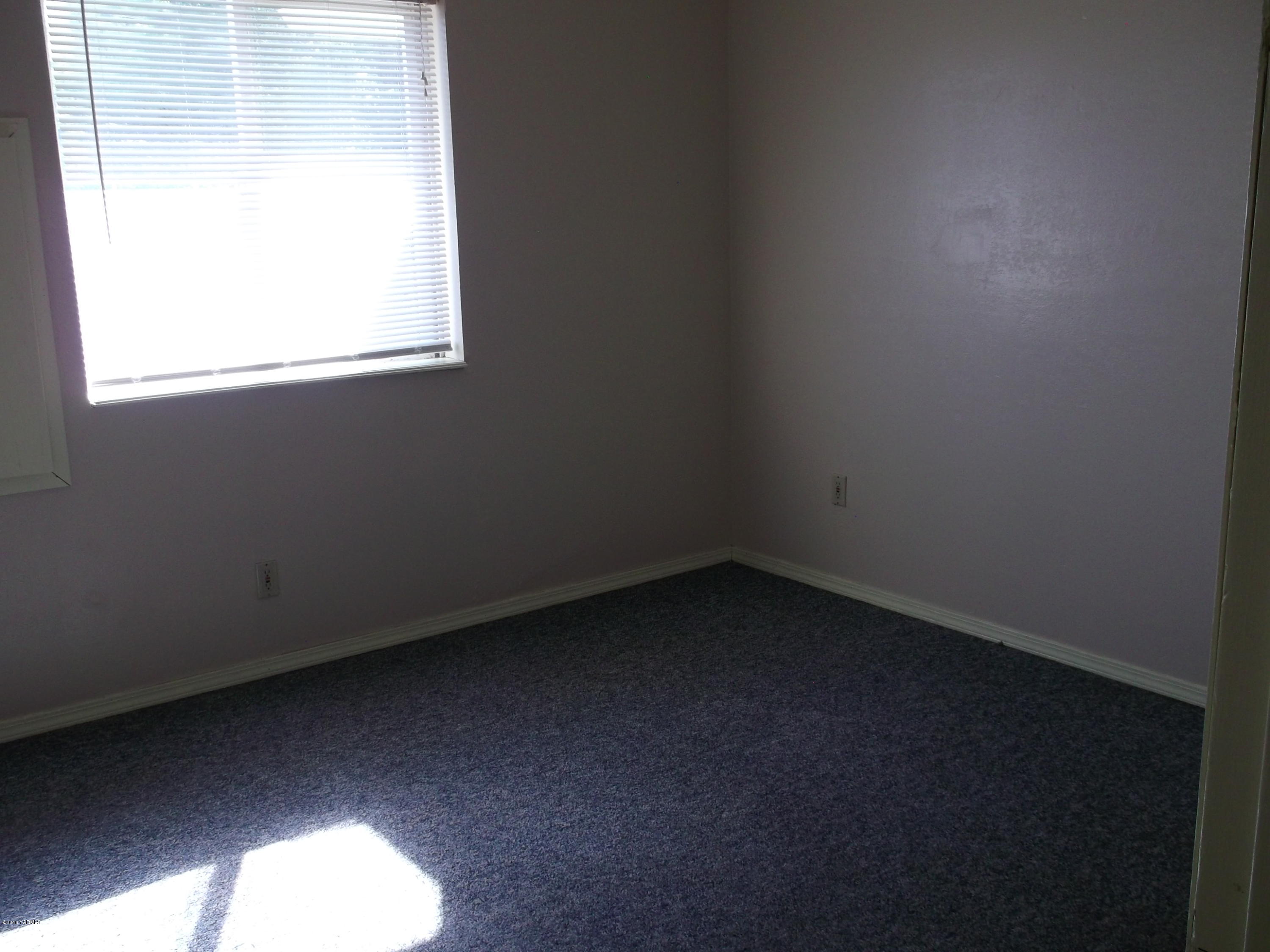 419 Cemetery Road Sunnyside, WA 98944 - Photo 7 of 15 an empty room with a window