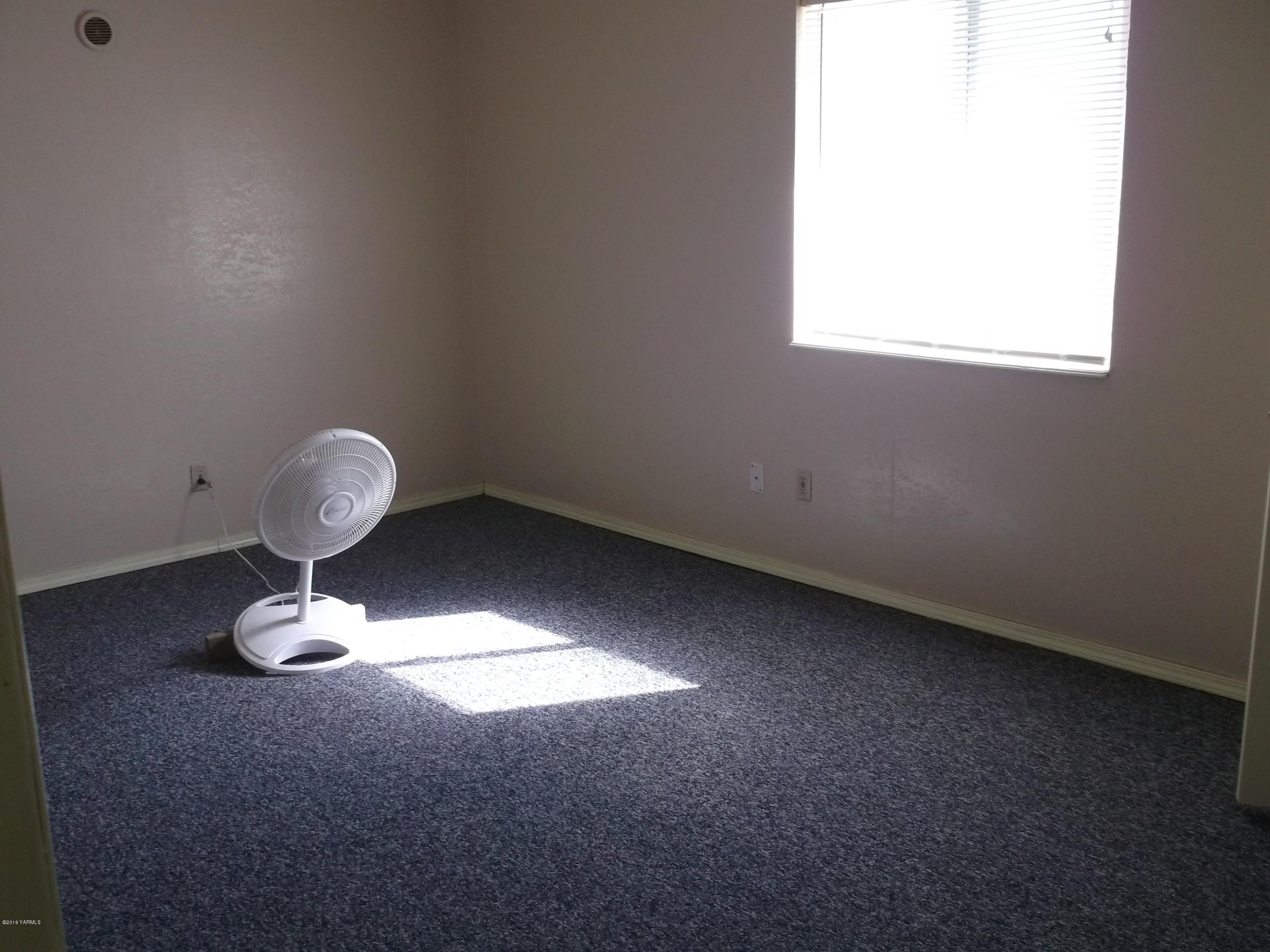 419 Cemetery Road Sunnyside, WA 98944 - Photo 8 of 15 a view of a room with a window