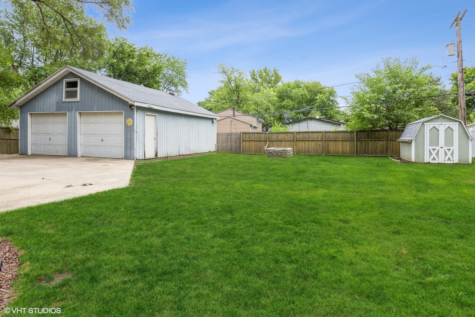 13 Briarcliff Road Montgomery, IL 60538 - Photo 3 of 16 a backyard of a house with plants and large tree