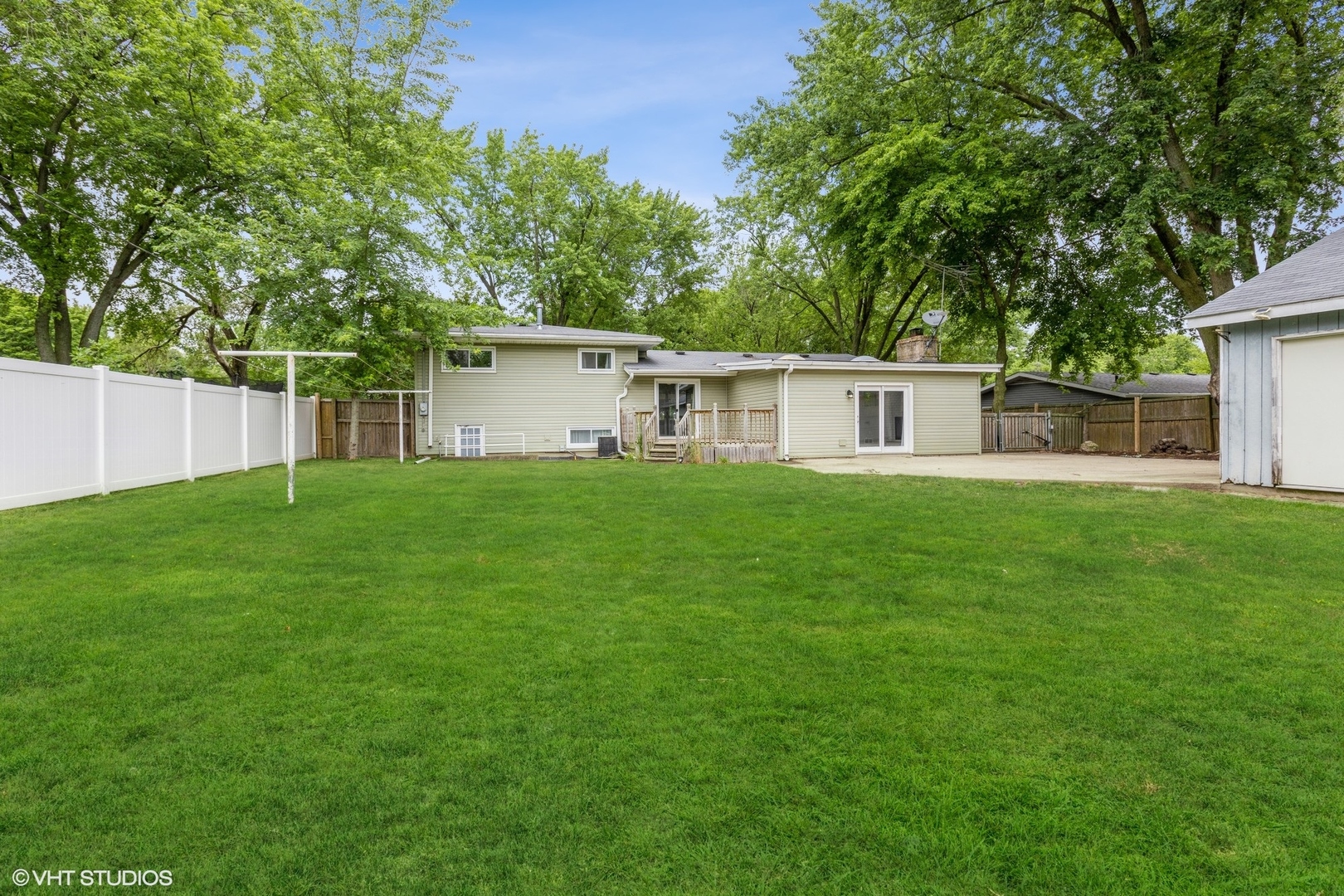 13 Briarcliff Road Montgomery, IL 60538 - Photo 4 of 16 a house view with a sitting space and garden
