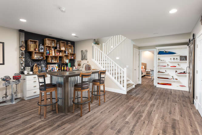 17 Windward Way Ottawa, IL 61350 - Photo 33 of 48 a living room with furniture and wooden floor