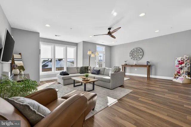 $1,025,000 | 1912 Potomac Avenue, Unit 102, Alexandria, VA 22301