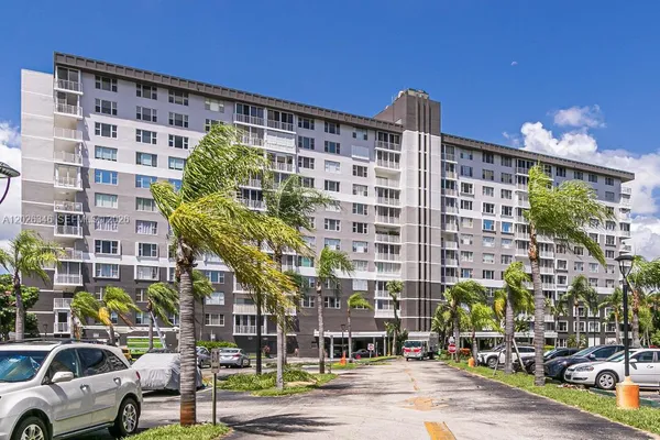 $137,900 | 3850 Washington Street, Unit 409, Hollywood, FL 33021