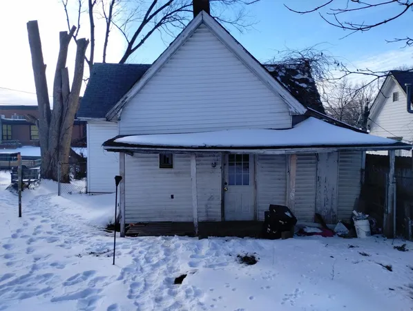 a view of a house with a backyard