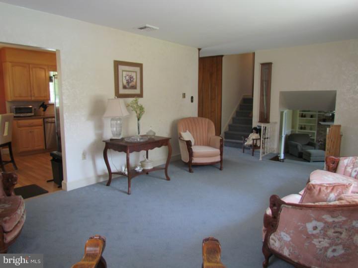 414 Georgetown Road Glassboro, NJ 08028 - Photo 8 of 25 Living Room