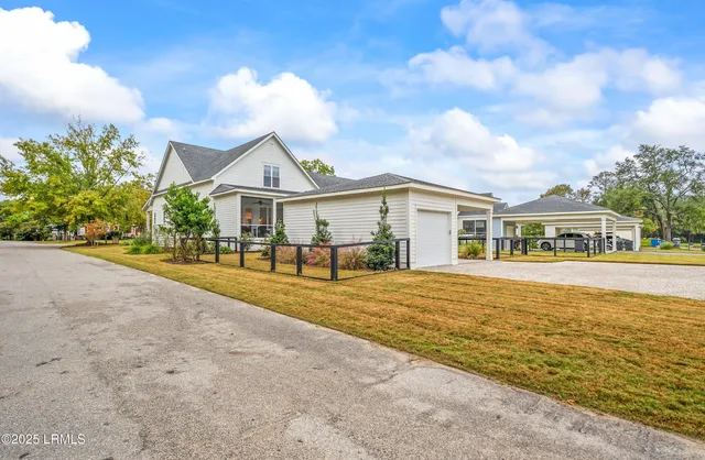 $795,000 | 208 Coosaw Point Boulevard, Beaufort, SC 29907