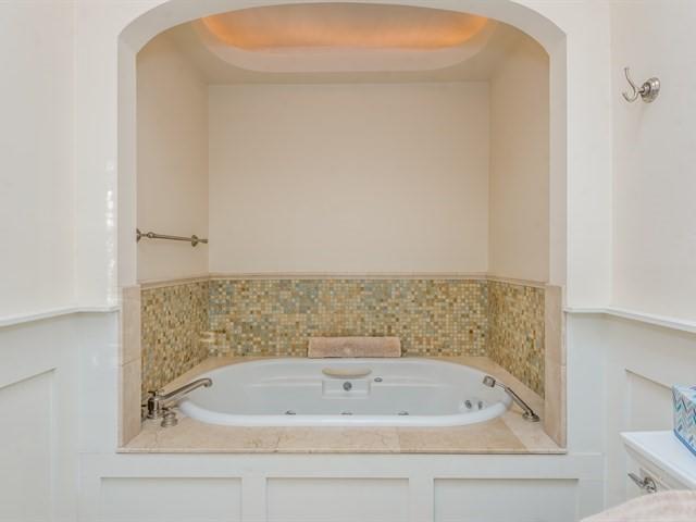 1029 Arbolado Road Santa Barbara, CA 93103 - Photo 8 of 40 Master Bathroom Soaking Tub