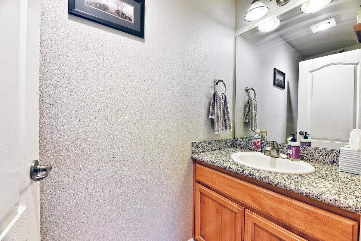 2110 Delta Waters Road Medford, OR 97504 - Photo 18 of 39 Half Bath