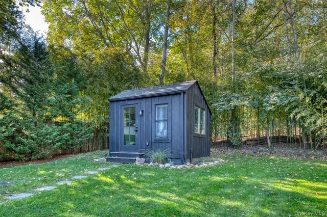 a view of a back yard