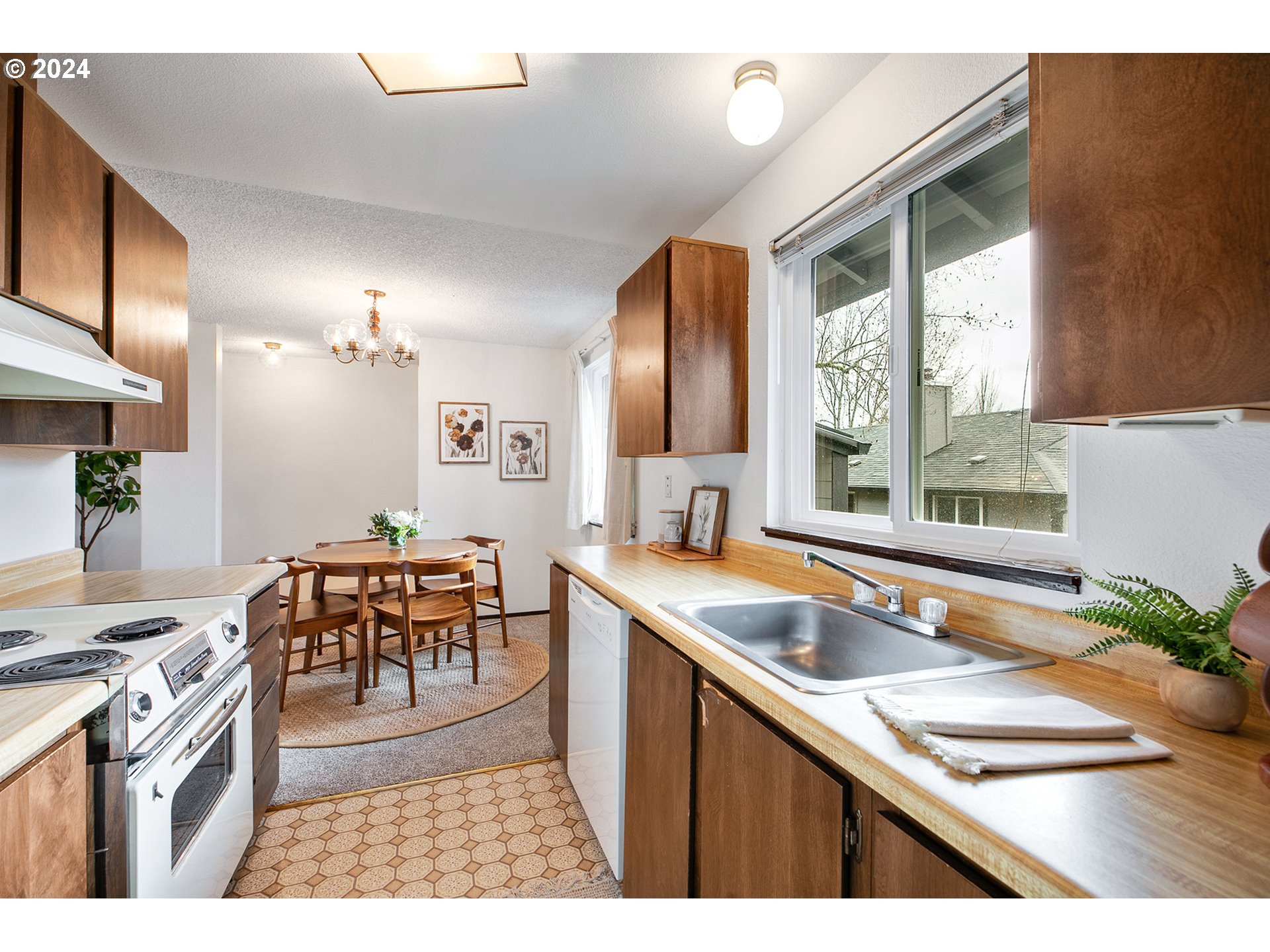 12632 Northwest Barnes Road, Unit 9 Portland, OR 97229 - Photo 11 of 26 Kitchen/Nook