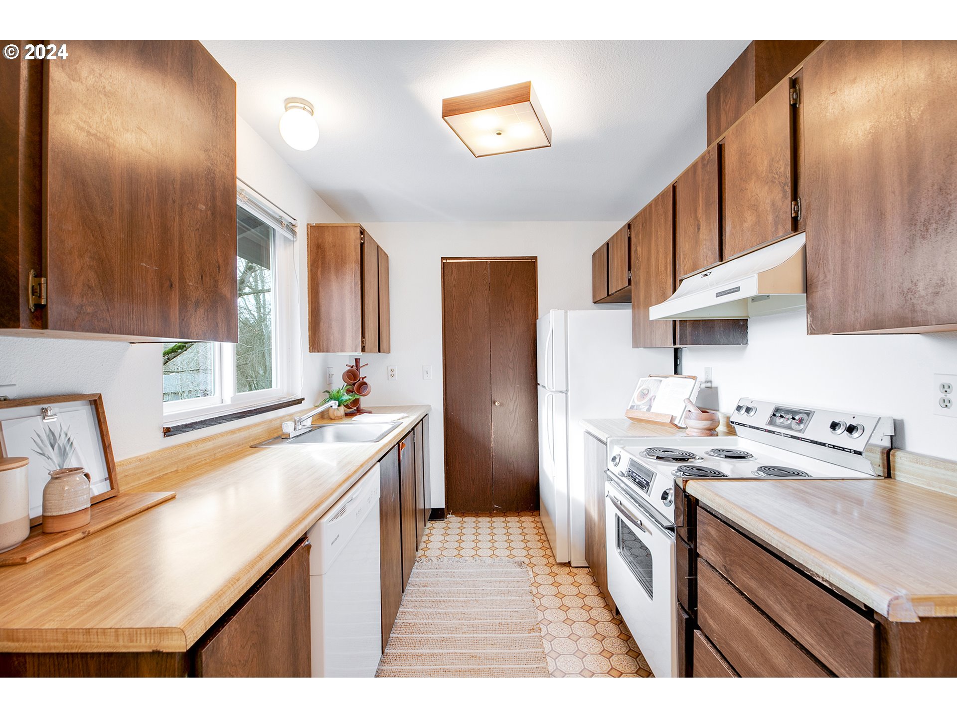 12632 Northwest Barnes Road, Unit 9 Portland, OR 97229 - Photo 10 of 26 Pantry