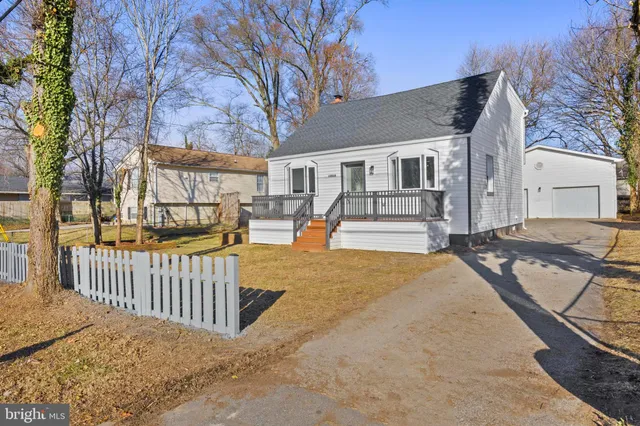 a view of a house with backyard and furniture