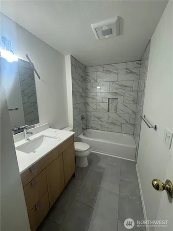 $2,500 | 12720 Northeast 10th Place, Unit D 202, Bellevue, WA 98005