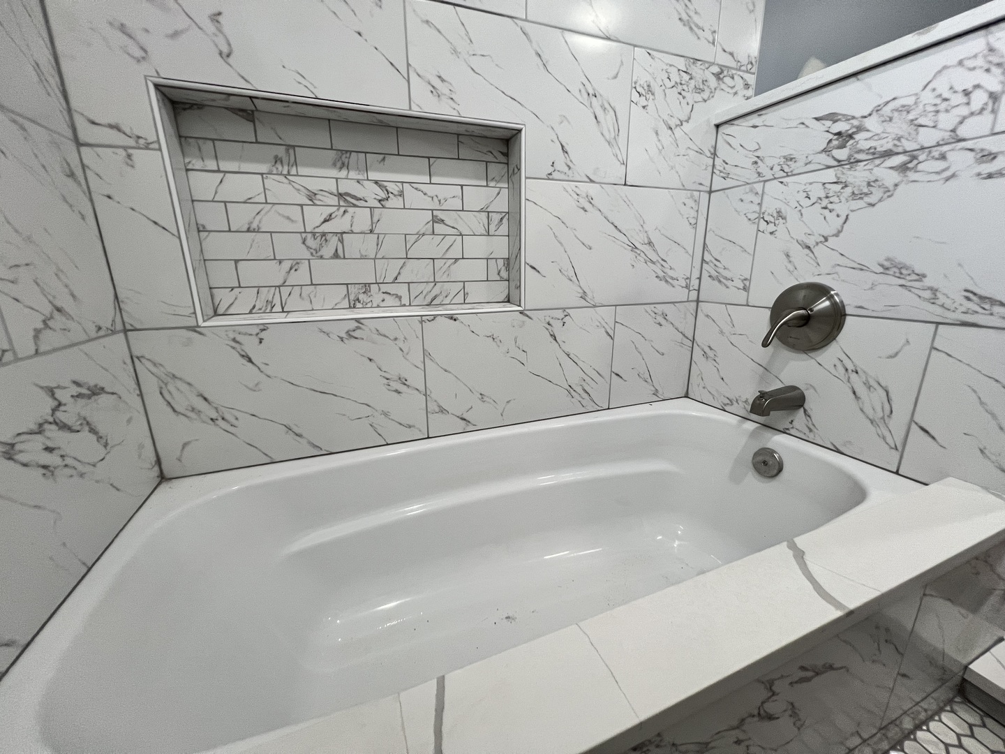 600 North Pine Avenue Chicago, IL 60644 - Photo 21 of 21 a bathroom with a bathtub