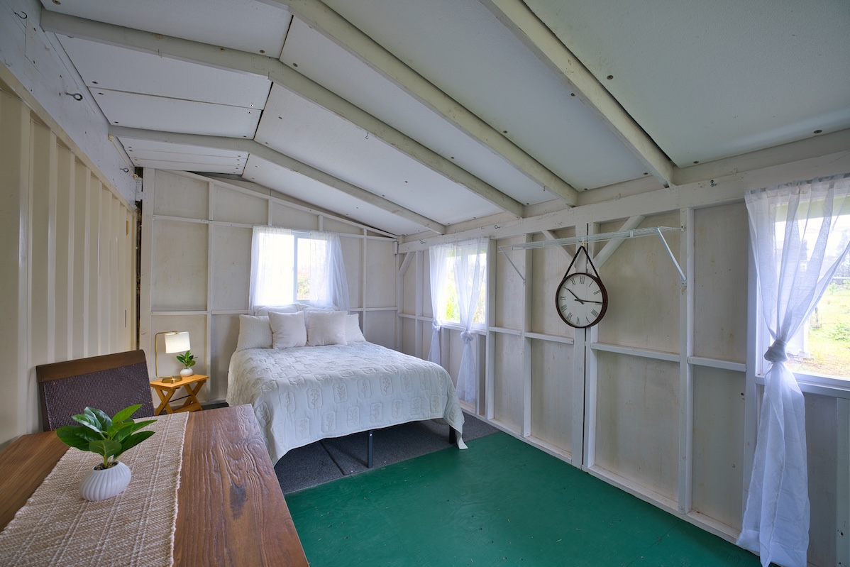 11-1984 Ohialani Road Mountain View, HI 96771 - Photo 5 of 19 a room with a bed a mirror and a window