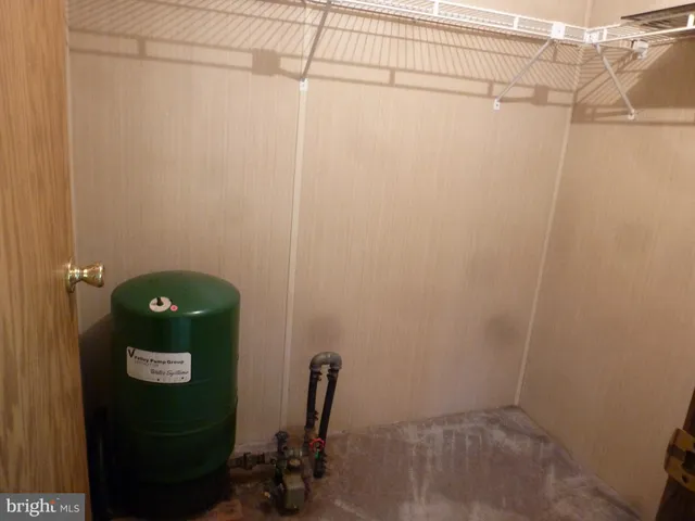 a view of entryway with garden