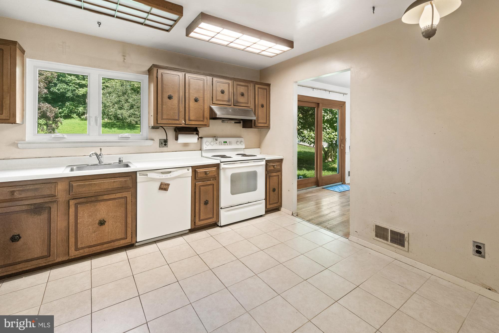 16524 Redland Road Derwood, MD 20855 - Photo 11 of 35 Large windows over the sink