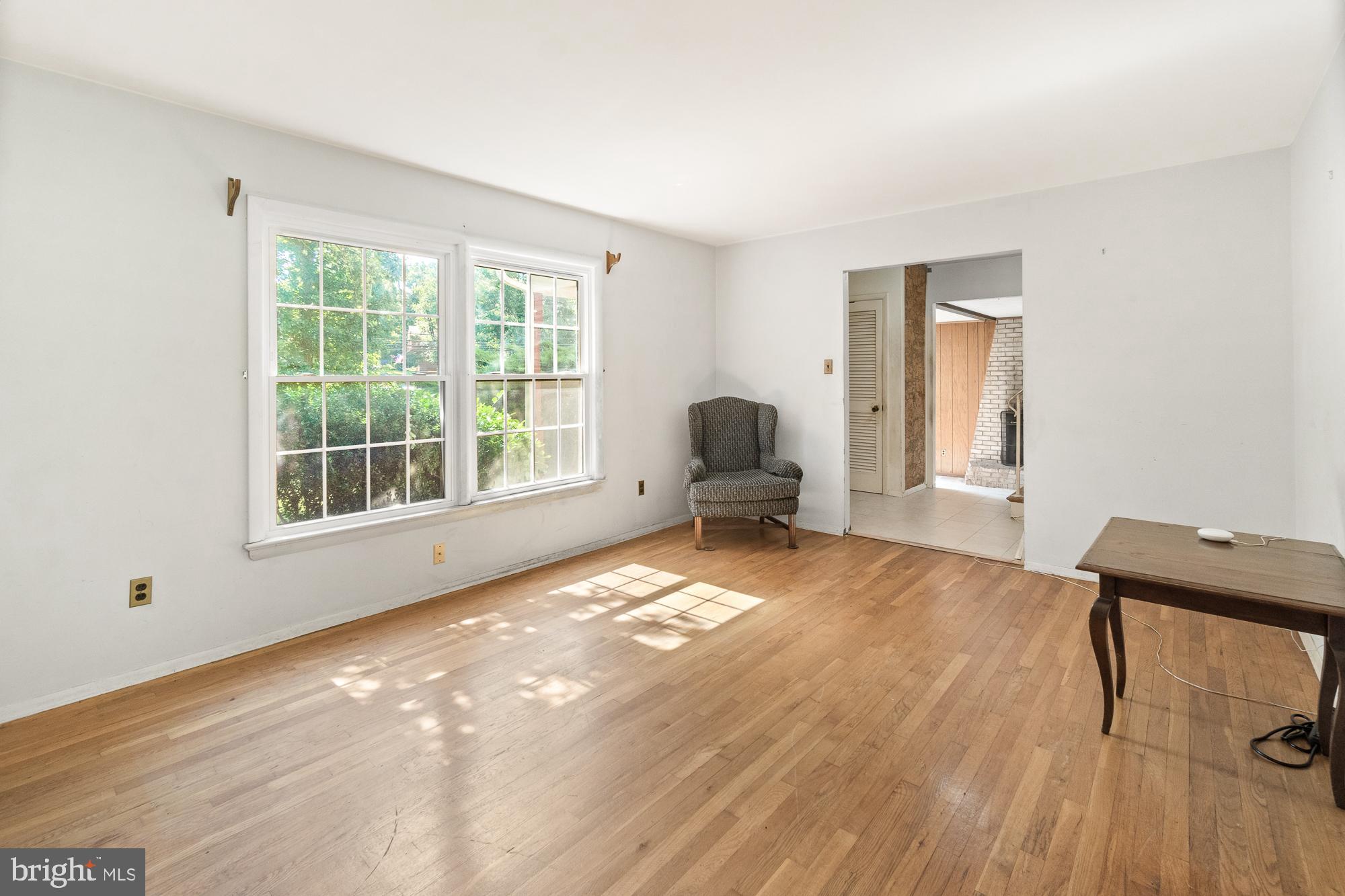 16524 Redland Road Derwood, MD 20855 - Photo 14 of 35 Living room
