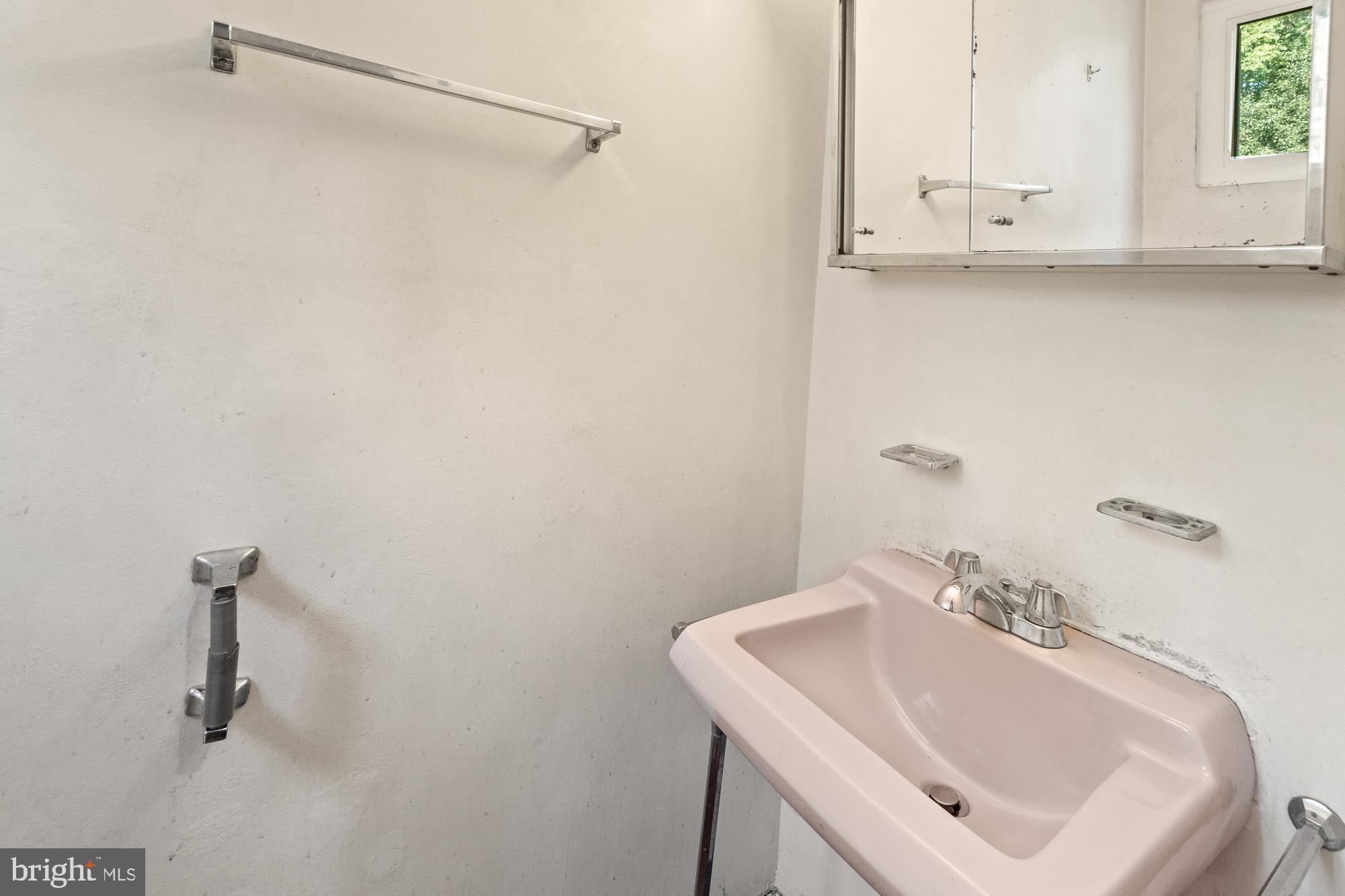 16524 Redland Road Derwood, MD 20855 - Photo 19 of 35 Powder room on main level