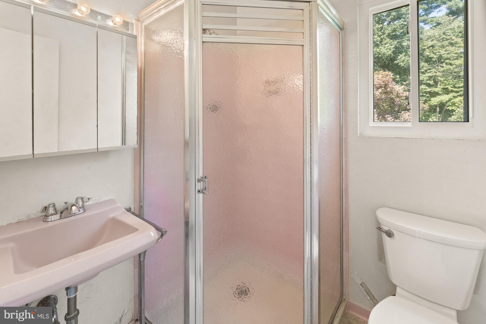 16524 Redland Road Derwood, MD 20855 - Photo 23 of 35 Fully bath in primary suite