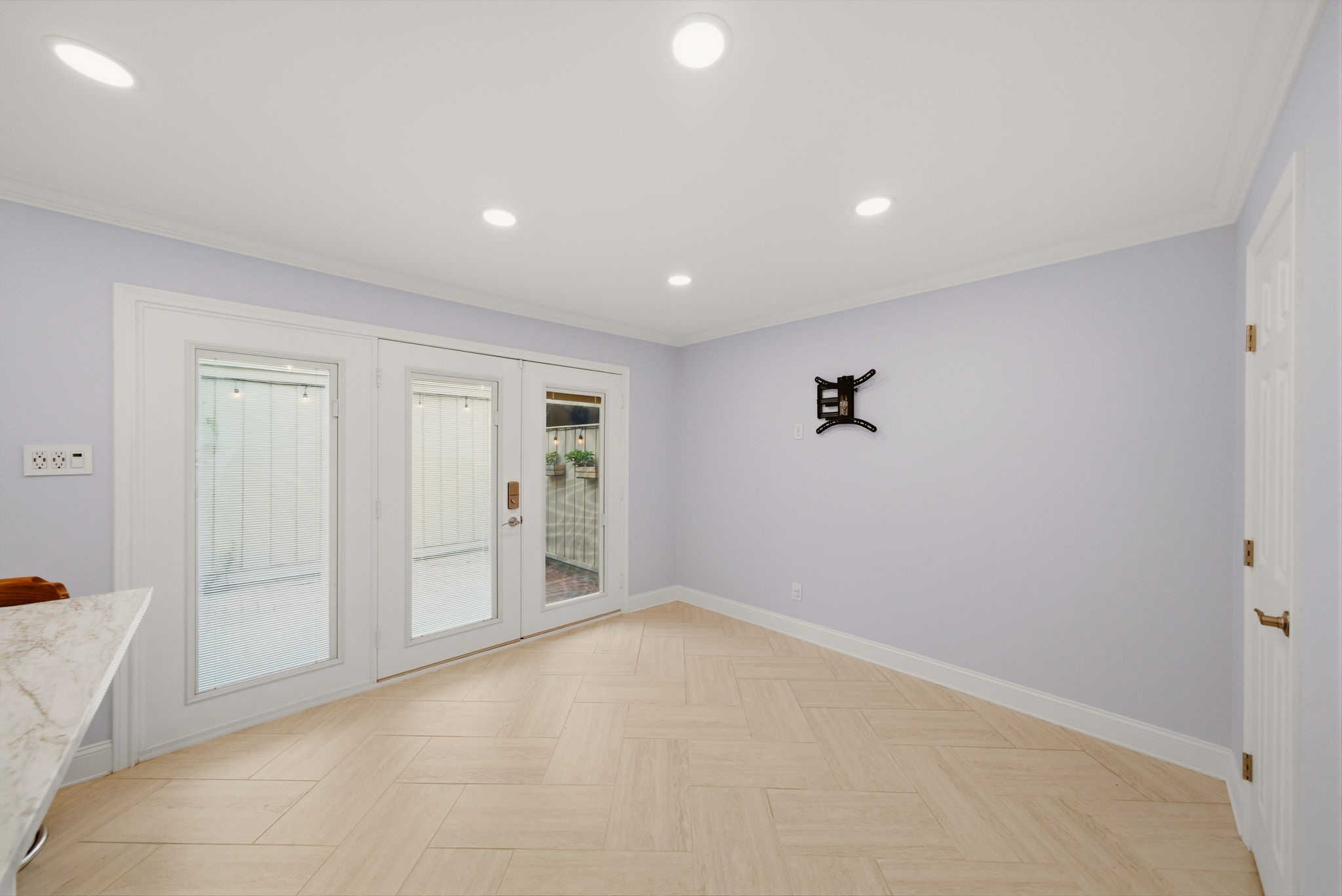 6452 Burgoyne Road, Unit 100 Houston, TX 77057 - Photo 15 of 44 a view of an empty room