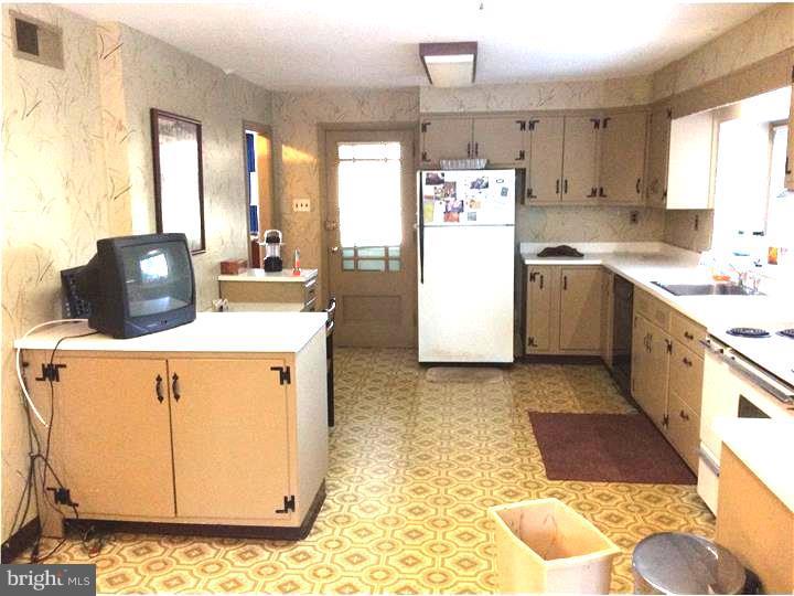 473 Marple Road Broomall, PA 19008 - Photo 10 of 25 Kitchen