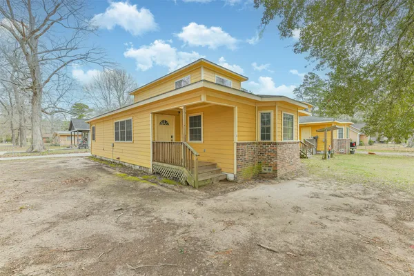 a view of a yard in front of house