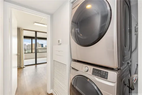 $670,000 | 583 Kamoku Street, Unit DH1907, Honolulu, HI 96826