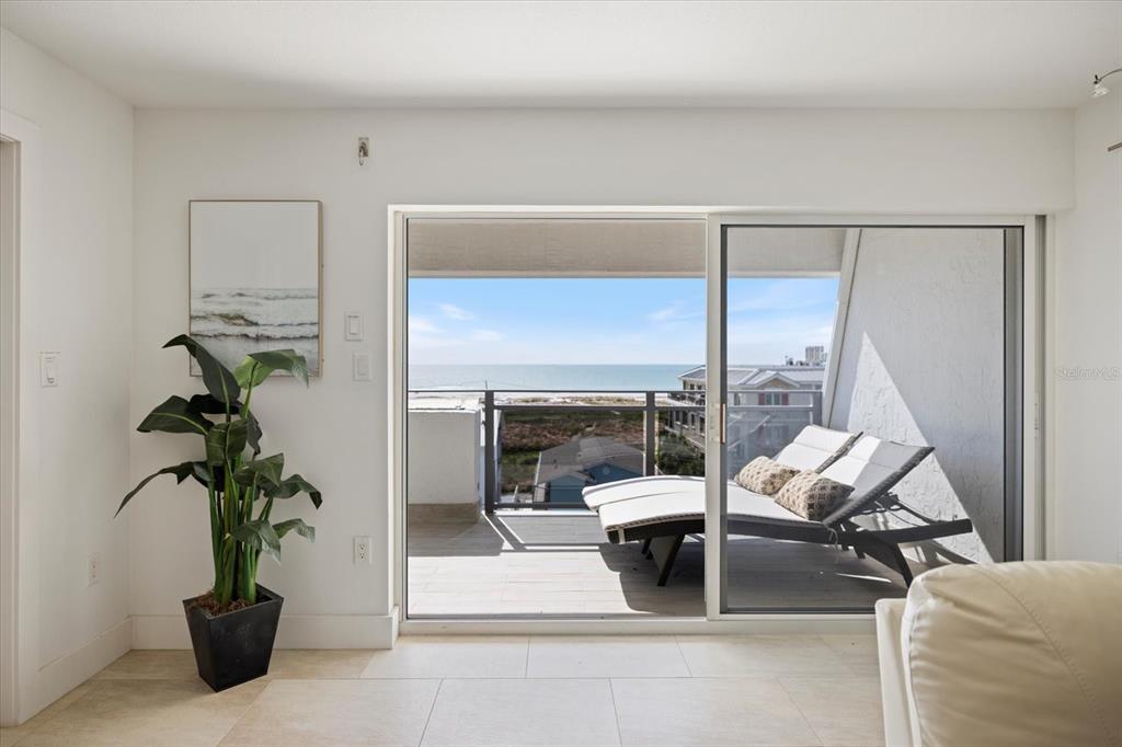 625 Beach Road, Unit 602 Sarasota, FL 34242 - Photo 21 of 65 a living room with furniture