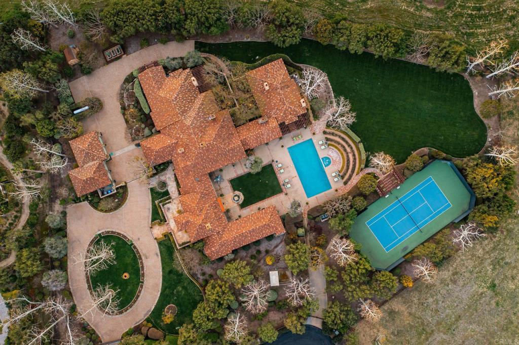 an aerial view of a house with outdoor space and lake view