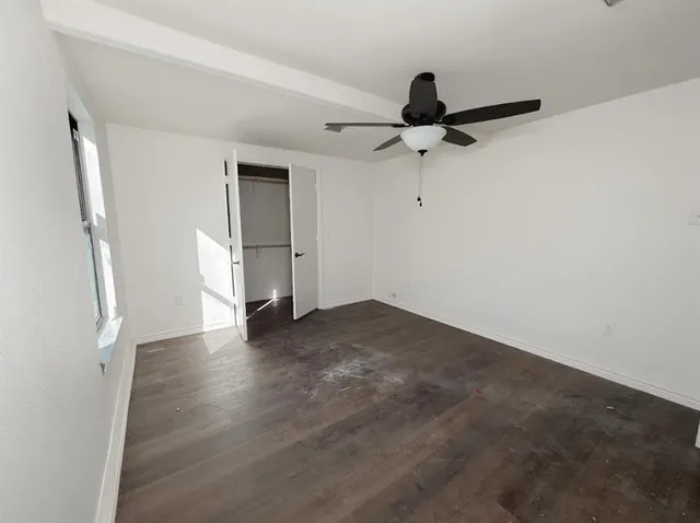 a view of a yard with a house