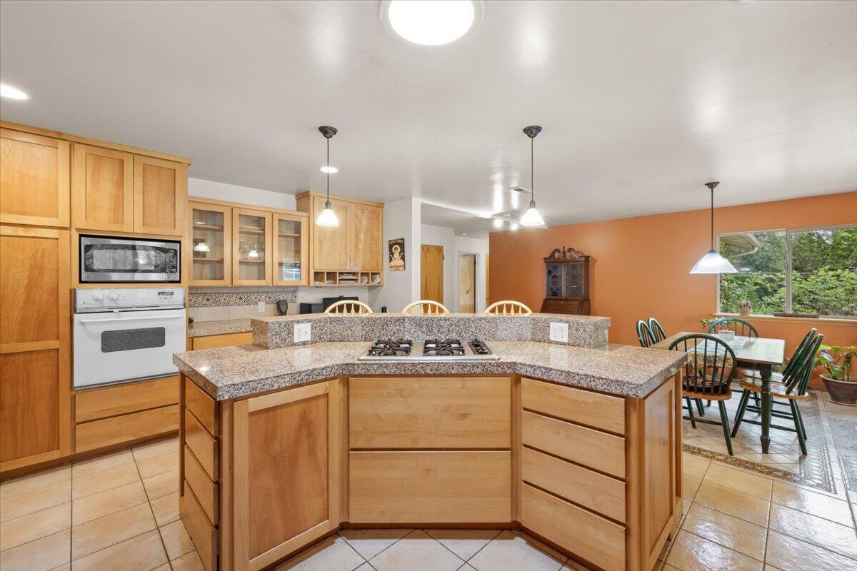 3307 Freeland Road Central Point, OR 97502 - Photo 5 of 34