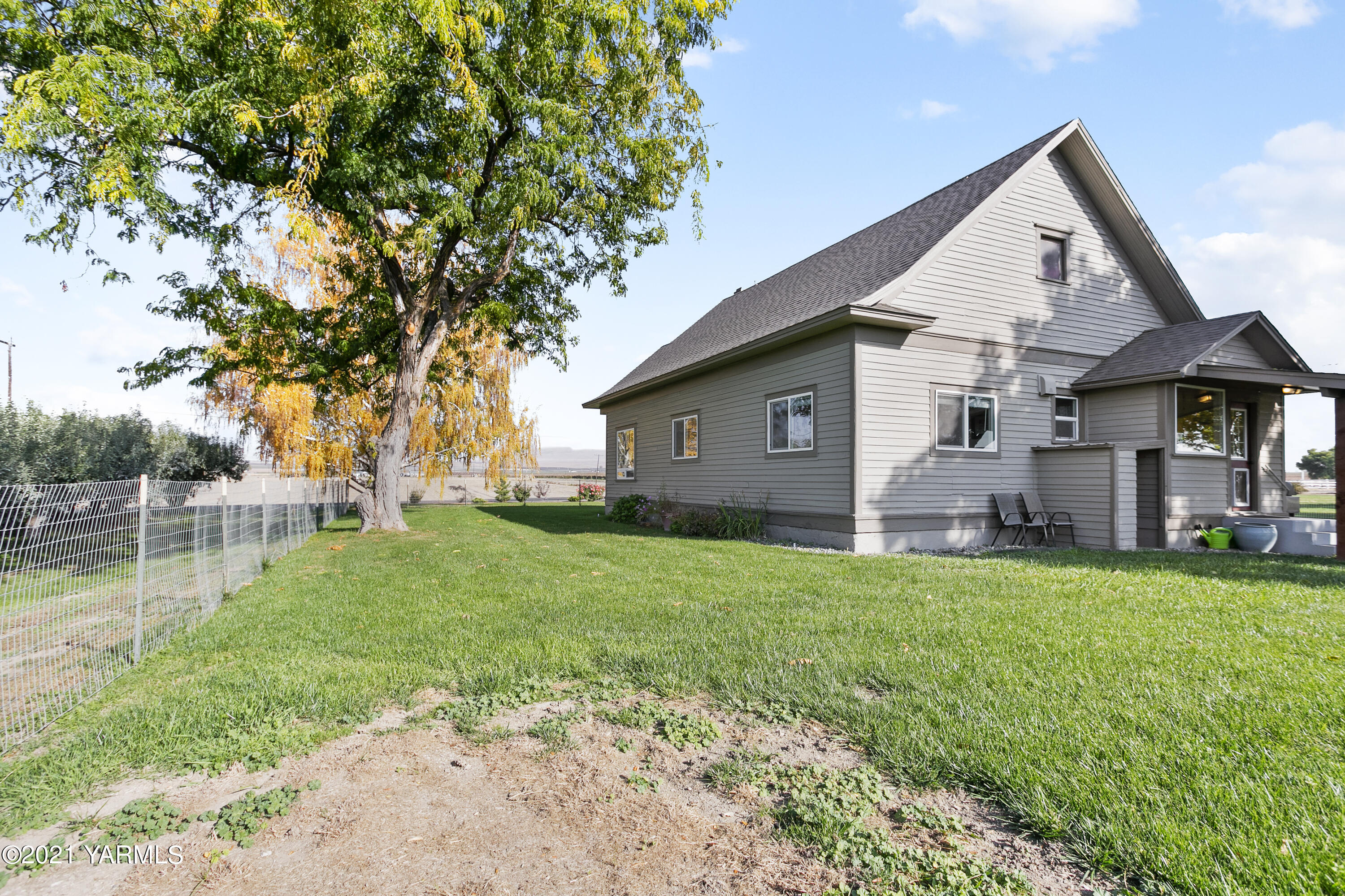 4171 Sheller Road Sunnyside, WA 98944 - Photo 18 of 28 a view of a yard in front of house