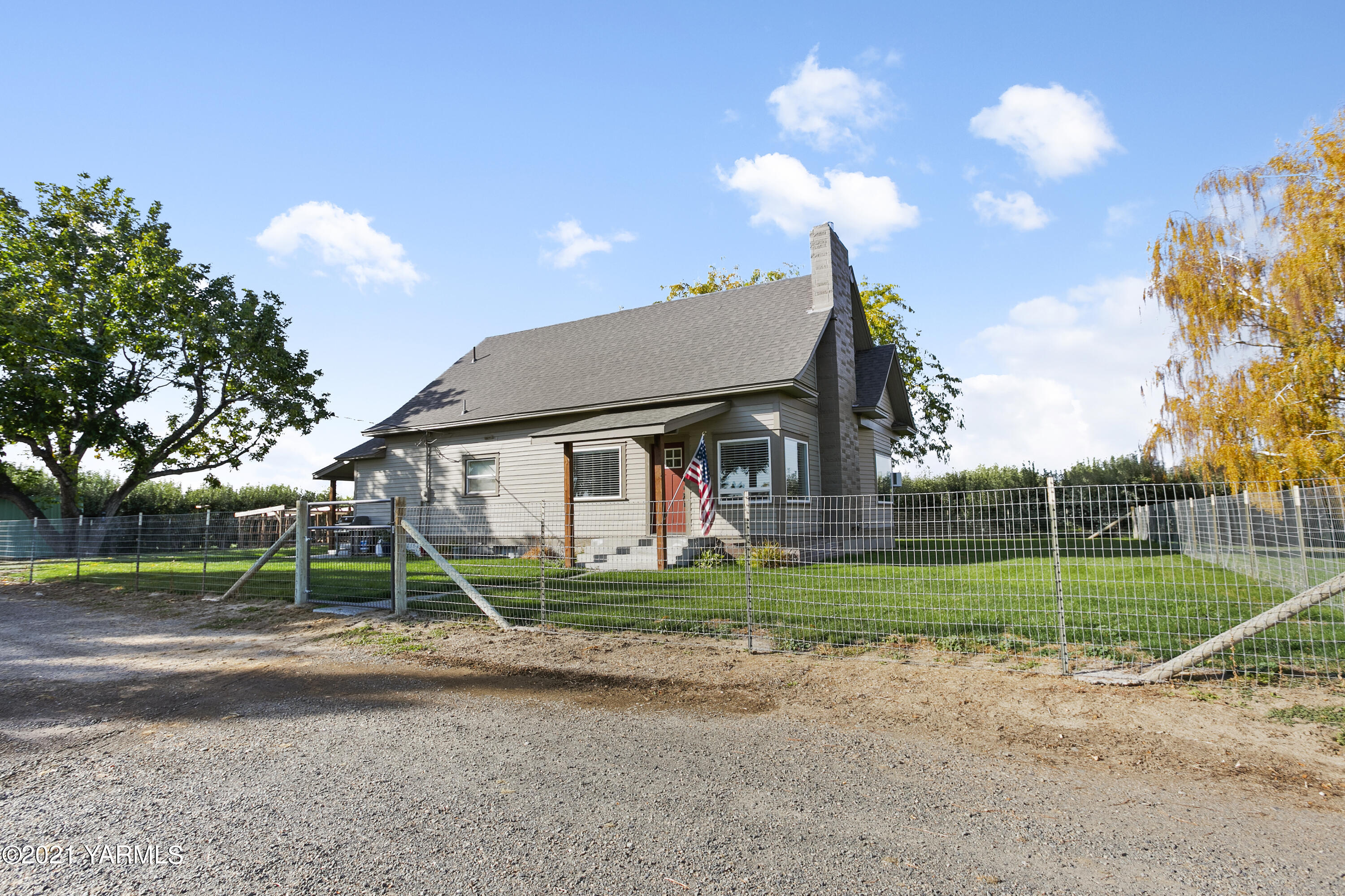 4171 Sheller Road Sunnyside, WA 98944 - Photo 20 of 28 a view of a house with a backyard and a tree