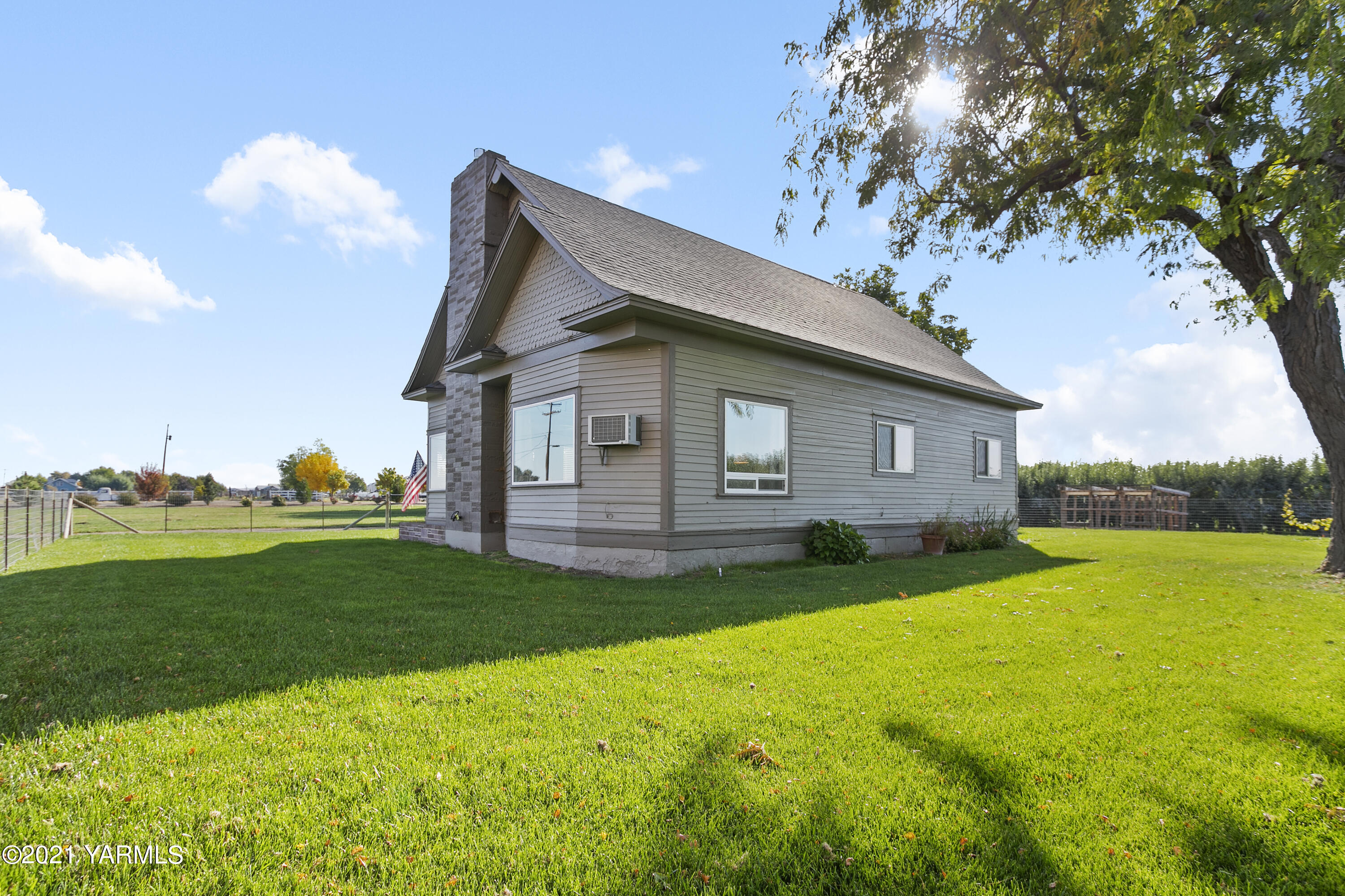 4171 Sheller Road Sunnyside, WA 98944 - Photo 21 of 28 a view of a house with a backyard