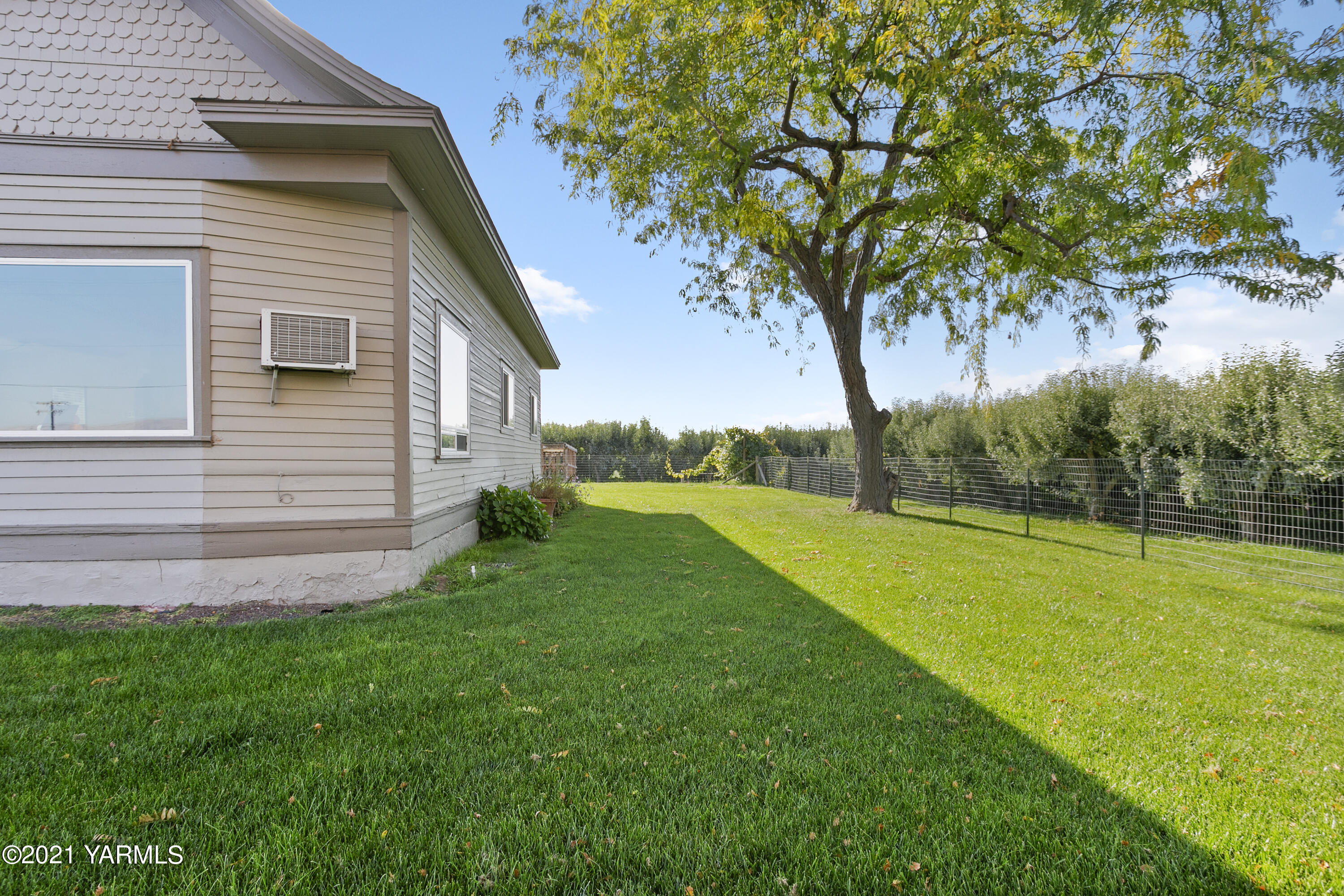 4171 Sheller Road Sunnyside, WA 98944 - Photo 22 of 28 a view of a backyard with large trees