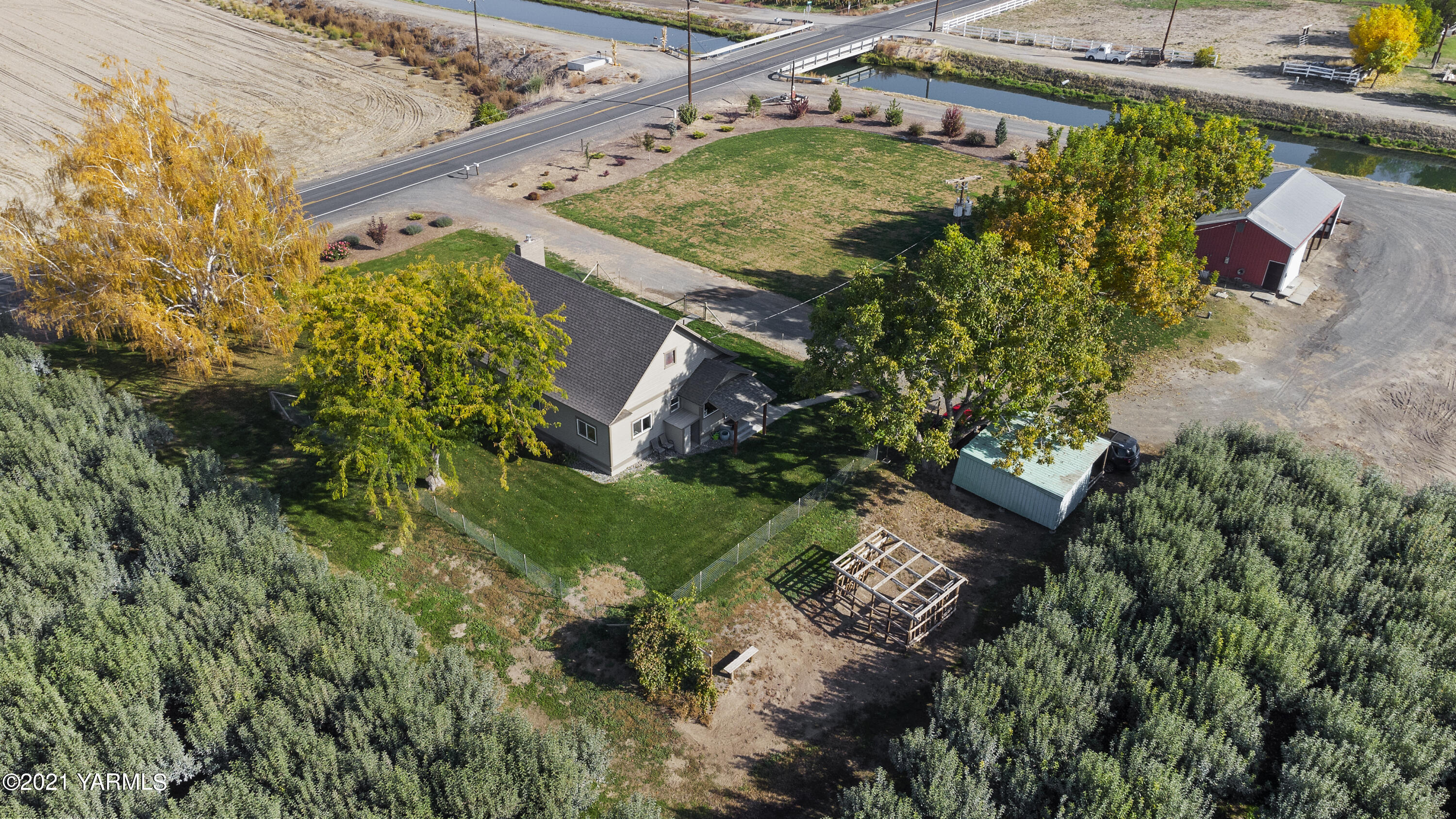 4171 Sheller Road Sunnyside, WA 98944 - Photo 25 of 28 a view of a garden with a building in the background
