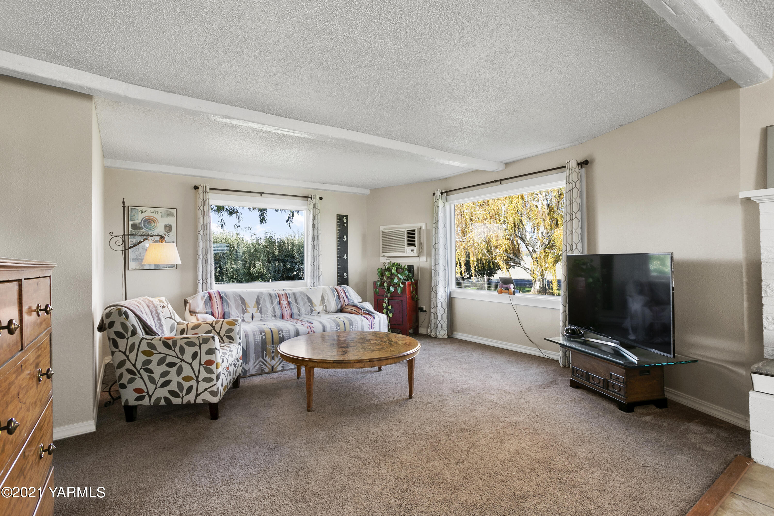 4171 Sheller Road Sunnyside, WA 98944 - Photo 5 of 28 a living room with furniture and a flat screen tv