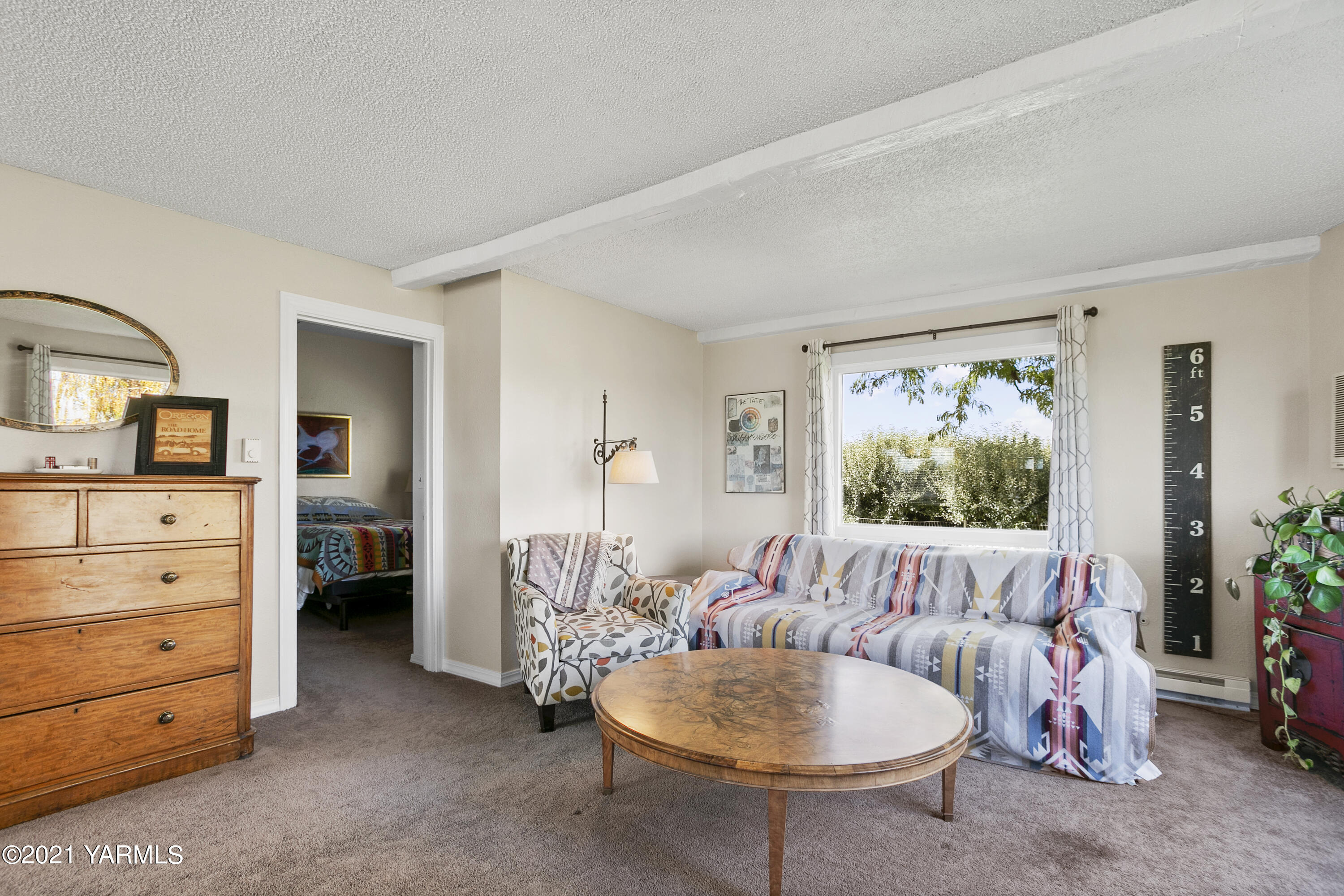 4171 Sheller Road Sunnyside, WA 98944 - Photo 6 of 28 a living room with furniture and a flat screen tv