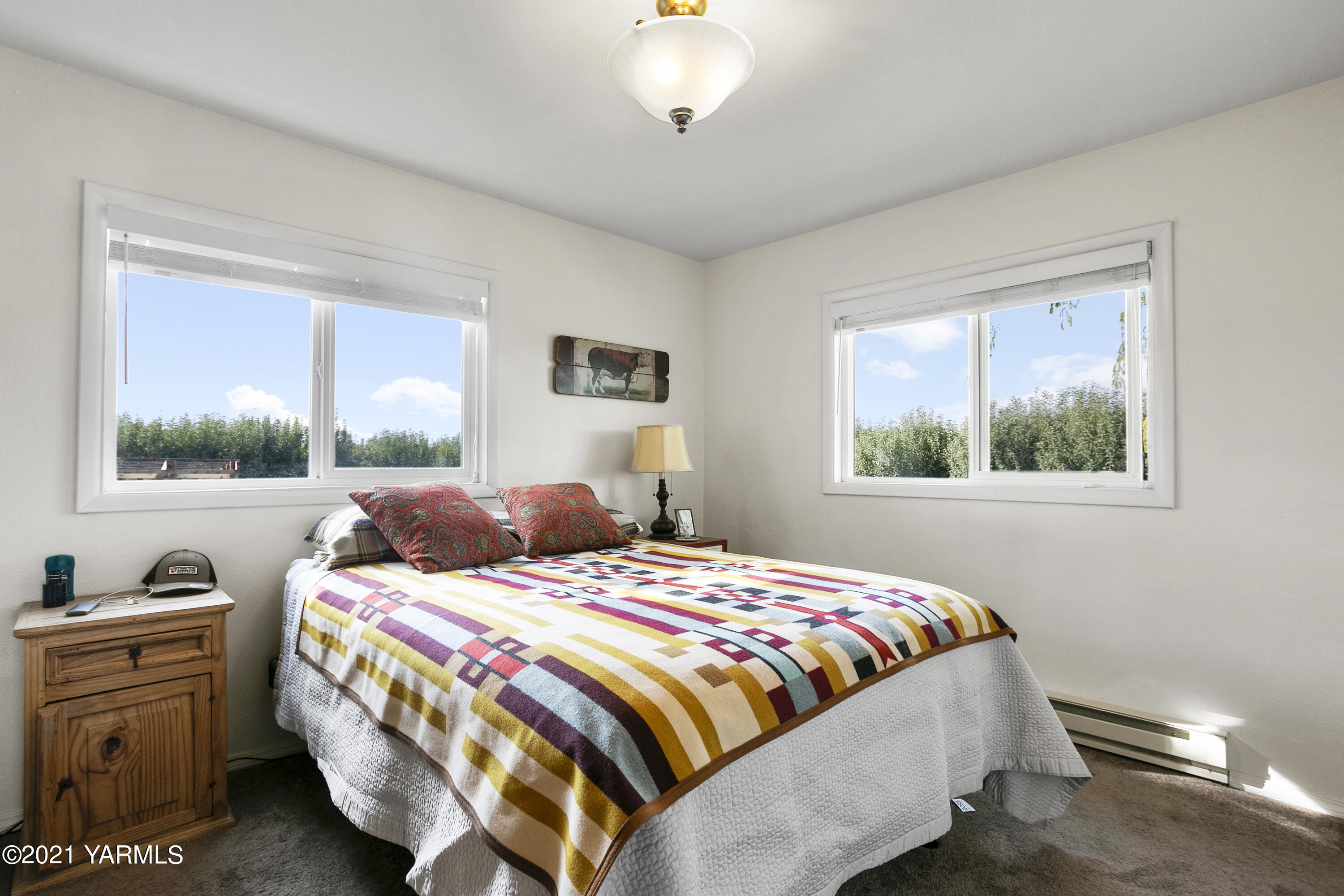 4171 Sheller Road Sunnyside, WA 98944 - Photo 8 of 28 a bedroom with a bed and a window