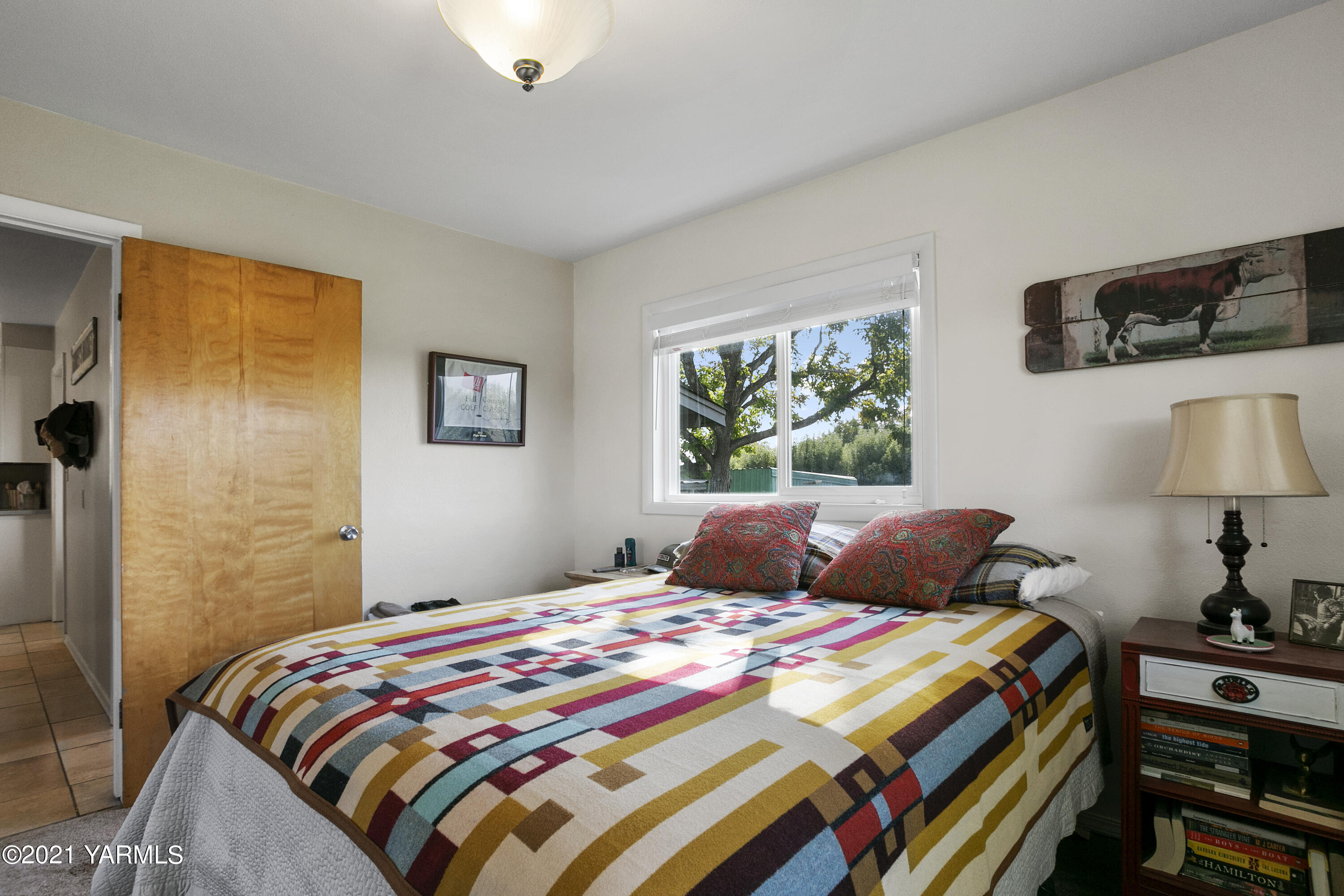 4171 Sheller Road Sunnyside, WA 98944 - Photo 9 of 28 a bedroom with a bed and a lamp on dresser