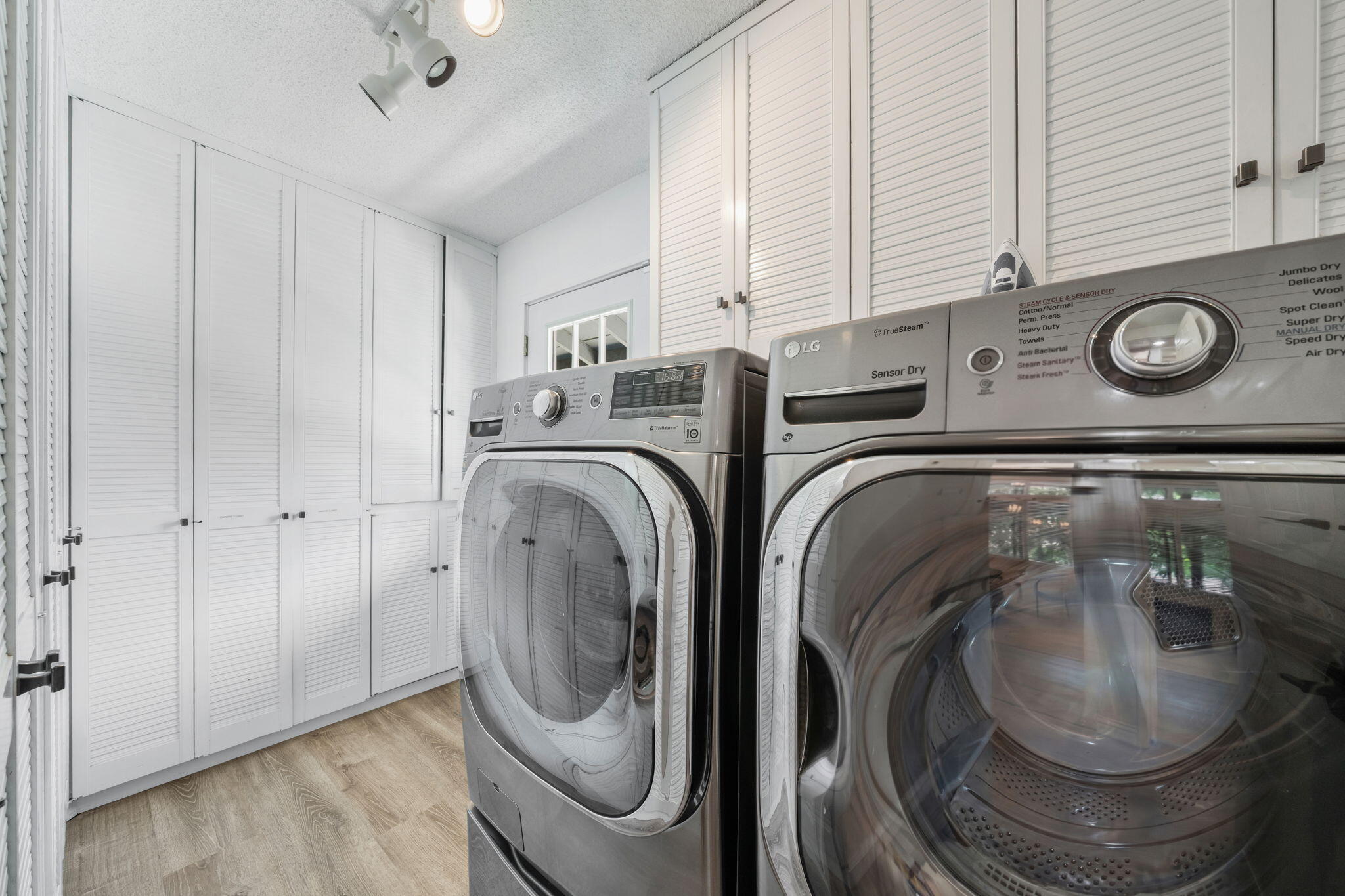 3317 Riverside Drive Anderson, CA 96007 - Photo 35 of 77 Laundry Room