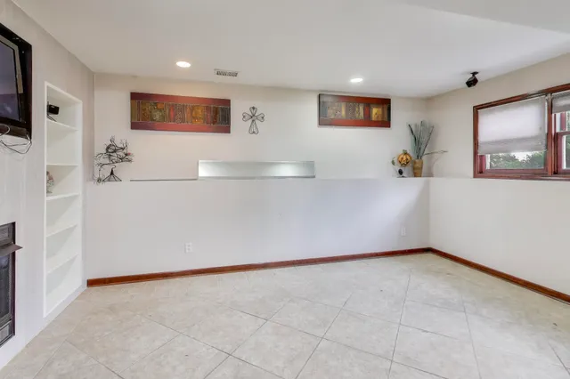 a view of a livingroom with an furniture