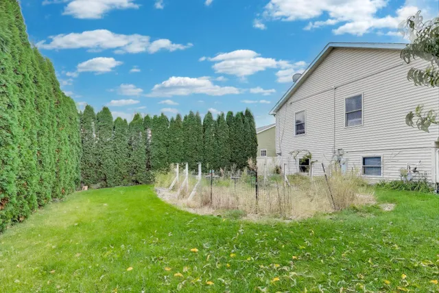 a view of a back yard