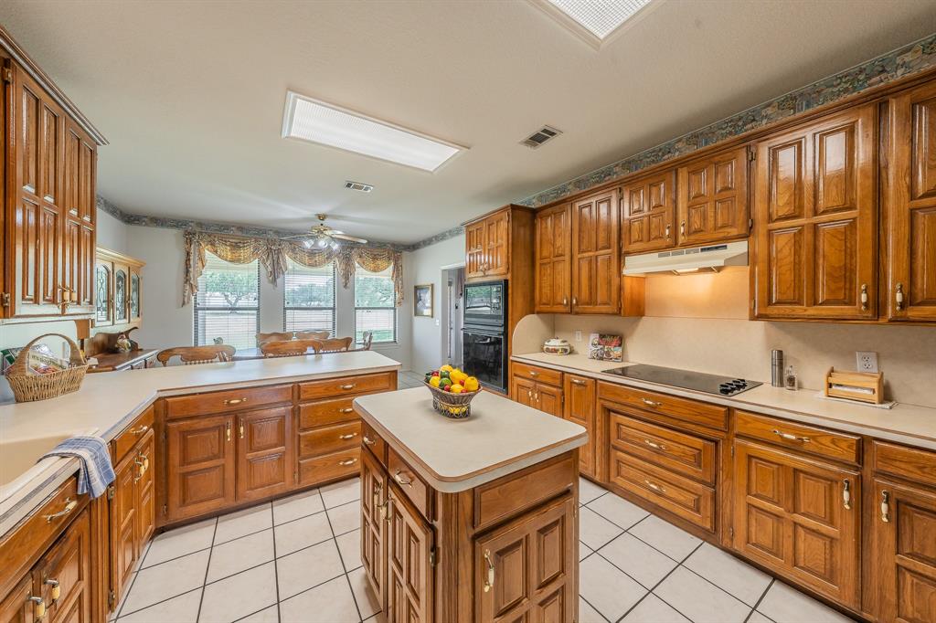 2305 Floyd Hampton Road Crowley, TX 76036 - Photo 10 of 40