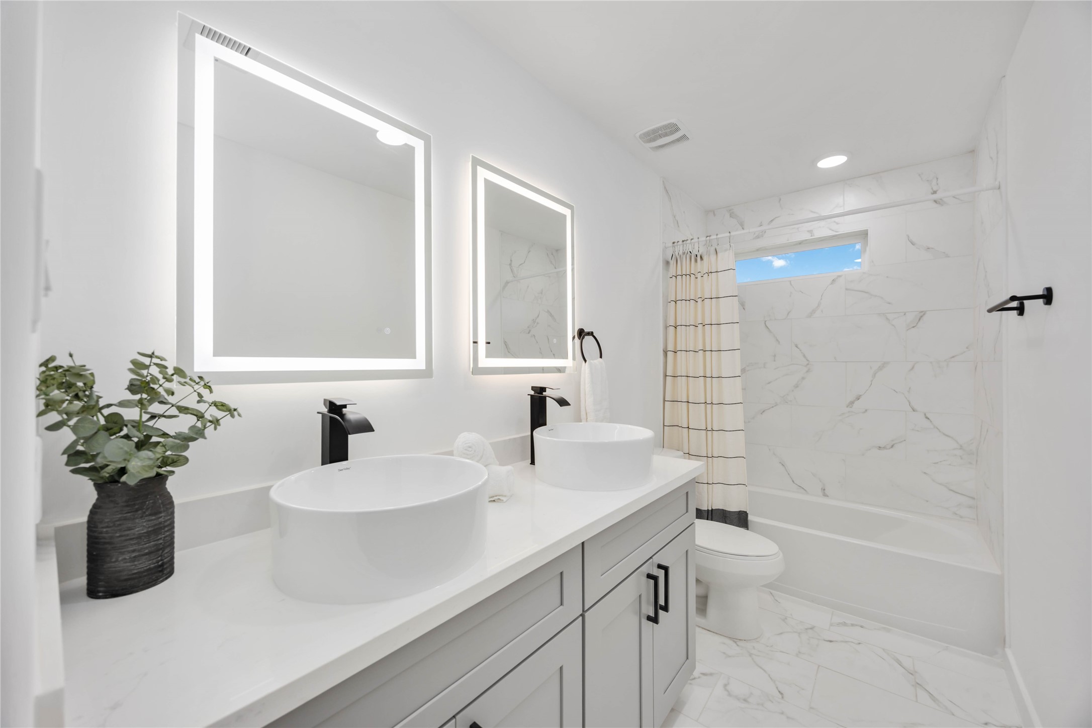 5809 Senior, Unit B Houston, TX 77016 - Photo 13 of 15 Secondary upstairs bathroom