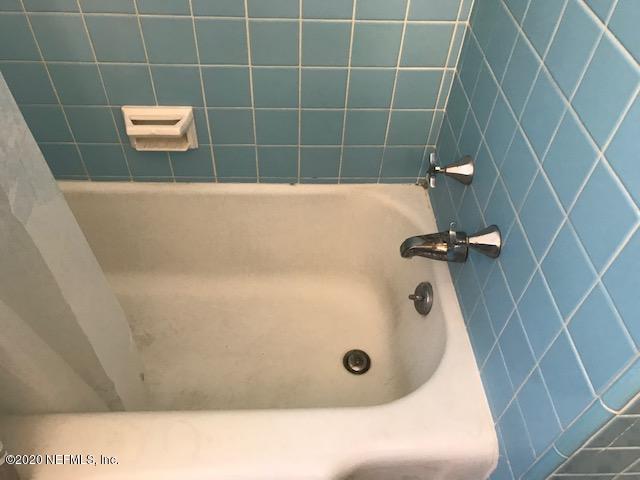 3126 Belden Circle, Unit 2 Jacksonville, FL 32207 - Photo 9 of 13 a bathroom with a bath tub